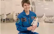  ??  ?? Sogni spaziali.La nuova Barbie tra le mani dell’astronauta Samantha Cristofore­tti