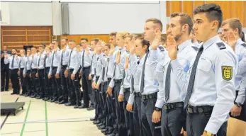  ?? FOTO: TANJA BOSCH ?? 234 Kommissara­nwärter sind am Freitagmor­gen in Biberach vereidigt worden.