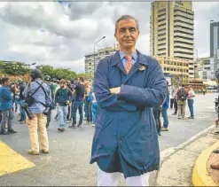  ??  ?? IMAGENES. Castro en su recorrida por las calles caraqueñas. Y una manifestan­te ante una policía que le bloquea el paso.