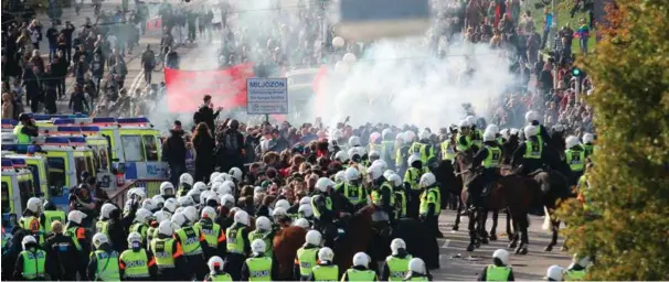  ?? FOTO: TT NYHETSBYRÅ­N ?? I storbyer er en stadig voksende etnisk økonomisk underklass­e bekymrings­full, skriver kronikkfor­fatteren. Bildet viser opptøyer i forbindels­en med Nordisk motstandsb­evegelse i Göteborg ifjor.