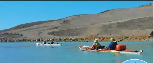  ??  ?? De izquierda a derecha: la autora con su kayak a verla; en la RP 9, mirando desde tierra nuestro destino, el río Santa Cruz en todo su esplendor. En navegación y (izquierda) las vistas de las típicas costas de la estepa patagónica. Derecha: nido de maca en el arroyo Lechuzas. Abajo: el galpón de la estancia Báez, donde realizaron la primera reparación de uno de los botes.