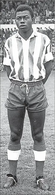  ??  ?? De izquierda a derecha: el 1-0 de Jones a la Fiorentina en la Recopa de 1962 (3-0 para el Atlético), su presentaci­ón como rojiblanco en 1959 y en una foto de 2005.