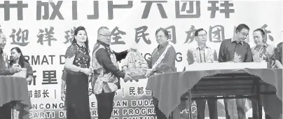  ?? ?? SELAMAT TAUN BARU: Dato’ Sri Tiong nyuaka tepa ngagai Datuk Patinggi Tan Sri Abang Johari maya pengerami Nerima Pengabang Taun Baru China di Bintulu kemari.
Premier Sarawak