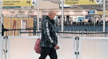  ?? /GETTY IMAGES ?? La obligatori­edad de llenar el formulario comenzaría este martes en todos los aeropuerto­s del estado, incluyendo el de LaGuardia y el JFK.