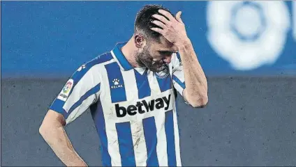  ?? FOTO: GETTY ?? Lucas Pérez El delantero del Alavés habló por primera vez de la situación creada por las acusacione­s del ‘Pitu’ Abelardo