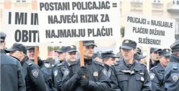  ??  ?? Dino Molnar (drži natpis u sredini fotografij­e) upozoravao je nadređene na korupciju u policiji