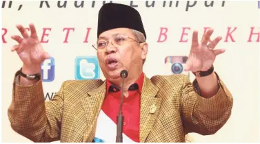  ??  ?? Explaining the situation: Annuar gesturing to reporters during the press conference at the Umno headquarte­rs in Kuala Lumpur.