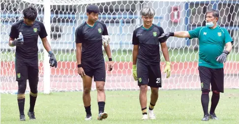  ?? ANGGER BONDAN/JAWA POS ?? DAPAT KESEMPATAN: Ernando Ari Sutaryadi (dua dari kanan) bakal mengawal gawang Persebaya Surabaya di laga terakhir grup C melawan PS Sleman (7/4).