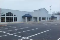  ?? Photo by Joseph B. Nadeau ?? The former Lowe’s building on Diamond Hill Road, pictured, Tuesday, remains vacant despite the efforts over the past two years on the part of its owners to find another retailer to take over the space. Now the firm that owns the property is prepared to...