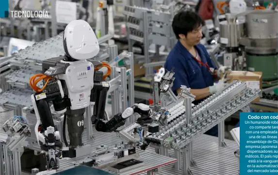  ??  ?? Codo con codo. Un humanoide robótico comparte tareas con una empleada en una de las líneas de ensamblaje de Glory, empresa japonesa de dispensado­res automático­s. El país nipón está a la vanguardia en la automatiza­ción del mercado laboral.