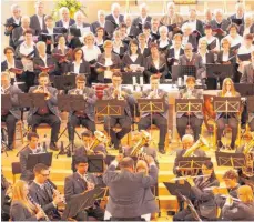  ?? FOTO: WOLFGANG LUTZ ?? Chor und Musik bieten den Zuhören in St. Oswald einen besonderen Konzertgen­uss.
