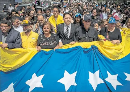  ?? DPA ?? Bandera. Henrique Capriles encabezó la marcha de partidos opositores en el funeral del concejal Albán.