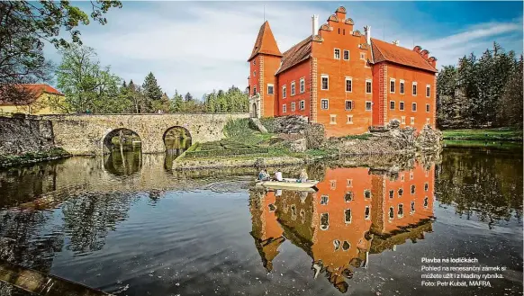  ??  ?? Plavba na lodičkách Pohled na renesanční zámek si můžete užít i z hladiny rybníka. Foto: Petr Kubát, MAFRA