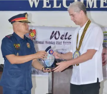  ?? RICHARD MALIHAN PHOTO ?? GOV. EUGENIO Jose Lacson receives a plaque of appreciati­on from NOCPPO Director Pcol. Romeo Baleros, during the Flag Raising and Awarding Ceremony held at the Camp Alfredo M. Monteliban­o Sr. in Bacolod City, Monday.