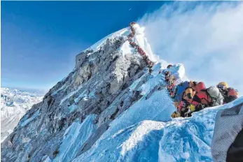  ?? FOTO: HANDOUT/PROJECT POSSIBLE/AFP ?? Bergsteige­n im Jahr 2019: Am vergangene­n Mittwoch war so viel Verkehr auf dem Weg zum Gipfel des Mount Everest, dass sich eine lange Schlange bildete.