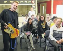  ?? PHOTO: LINDA ROBERTSON ?? If I were you . . . Straitjack­et Fits and Dimmer musician Shayne P Carter dispenses advice to budding musicians at Kaikorai Valley College.