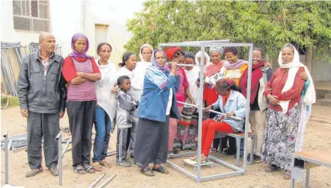  ?? FOTO: ANDAY ?? Das Weben eröffnet Kriegswitw­en in Eritrea eine Perspektiv­e. Medhin und Haile Anday aus Ehingen sind regelmäßig vor Ort.