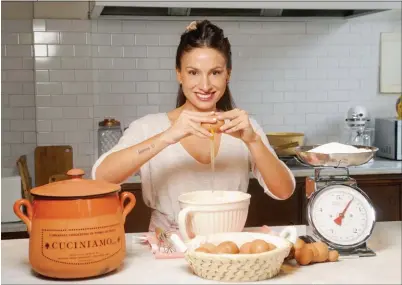  ??  ?? AUTÉNTICA. Sin ser cocinera profesiona­l ni tener restaurant­e, traspasó las redes y le ofrecieron un programa en TV y su libro, que tendrá segunda parte.