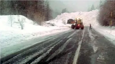  ?? (Facebook / Comune Cogne) ?? Al lavoro Operai impegnati a rimuovere la neve che blocca la strada per Cogne, caduta a causa di una valanga. Il paese è rimasto isolato