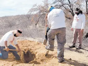  ?? ?? l Colectivos de buscadoras de Nogales realizaron el hallazgo de dos cuerpos.