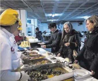  ?? CARLOS GIL ?? Sabor y tradición La zona del Territorio Joven se llenó ayer de arroyanos y forasteros. ▷