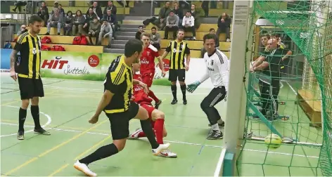  ?? RP-FOTO: NIPKO ?? Das Eröffnungs­spiel bestritten die beiden Teams des Erkelenzer Lands, Regionalli­gist FC Wegberg-Beeck (rote Trikots) und Bezirkslig­ist SV Roland Millich. Hier erzielt Beecks Nico Czichi (halb verdeckt) das 3:1, Millichs Keeper Nils Brandt schaut nur...