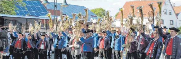  ?? FOTOS: KUHN-URBAN ?? Rund 300 Musiker stemmten am Samstag ihre Instrument­e zum Musikergru­ß in die Höhe.