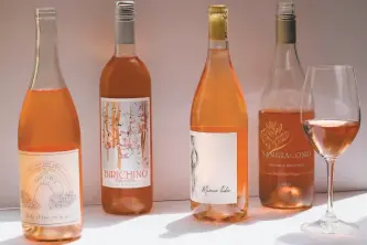  ?? Esther Mobley / The Chronicle ?? Top: Lorenza rosé (left), Gallica Albarino, Alta Colina rosé, Aperture Sauvignon Blanc and JolieLaide Pinot Gris. Above: 2019 rosé wines from Lady of the Sunshine (left), Birichino, Minus Tide and Sangiacomo.