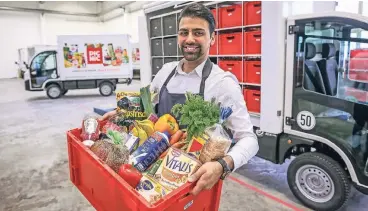  ??  ?? Kaveh Amiri ist Auslieferu­ngsfahrer bei dem Start-up Picnic. Die Boxen mit den bestellten Lebensmitt­eln bringt er direkt zu den Kunden in die Wohnung. Um die Umwelt zu schonen, setzt das Start-up auf Elektrofah­rzeuge.