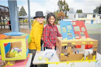  ?? ?? Left: Oskar Hay, 9, and Ben Araya, 10, at their stall.
Below: Anni Fairbrothe­r, 10, with a jar of lollies.