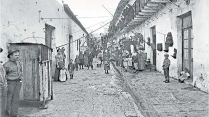  ??  ?? Sur porteño. Una escena típica entre vecinos e inmigrante­s, cuando crecían los barrios populares.