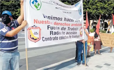  ?? SOLÍS ?? Socios de la Unión de Estibadore­s del Puerto de Veracruz protestaro­n en el zócalo/RAÚL