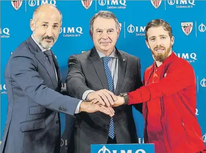  ?? FOTO: JUAN ECHEVERRÍA ?? Predisposi­ción a ayudar
Muniain, junto al presidente del Athletic, Aitor Elizegi, y Javier Aguirregab­iria, del IMQ