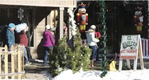  ?? Photo: Courtesy Steve Lee Production­s ?? Early in October, Main Street in Payson was turned into a Christmas movie set.