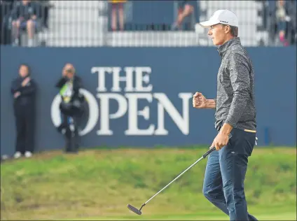  ?? FOTO: EFE ?? Jordan Spieth acabó su tercera vuelta con un birdie, de ahí que lanzara el puño porque tenía la bola más lejos que su rival, quien lo falló