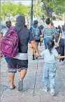  ?? ?? Seguridad. Padres llevan y retiran a sus hijos del colegio.