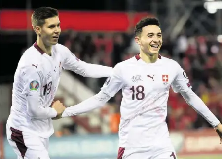  ?? KEYSTONE ?? Cedric Itten (22, l.) und Ruben Vargas (21) führten die Schweiz mit den Treffern zum 1:0 und 2:0 auf die Siegerstra­sse.