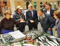  ??  ?? Nella pagina accanto, Marco Bucci cammina in via XX settembre, nel centro di Genova e, in basso, sui mezzi pubblici. Qui sotto, da sinistra, il candidato del centrodest­ra al mercato di piazza Palermo; durante un incontro con gli alleati di Fratelli...