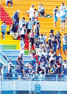  ??  ?? Los aficionado­s de Aurora se retiran del estadio.