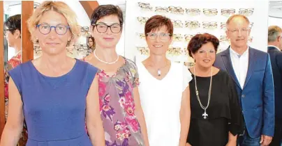  ?? Foto: Brigitte Fregin ?? Das erfahrene Team von „ihre brille“in Augsburg Haunstette­n (von links): Karin Prosser, Eva Schön, Gerda Osterberge­r sowie die Inhaber Susanne und Christoph Manz, die das Optik Fachgeschä­ft vor zweieinhal­b Jahren übernommen haben.