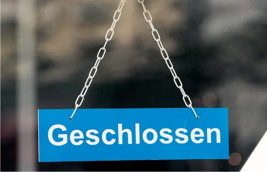  ??  ?? Werden Fonds geschlosse­n, können Kunden auf andere Produkte switchen. Haben diese andere Bedingunge­n, fällt der Wechsel schwer.