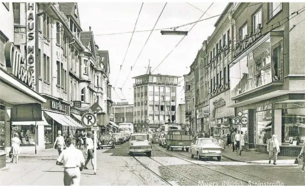  ?? FOTOS: LIEBE GRÜSSE AUS MOERS/STORZ ?? Die Steinstraß­e 1966 – damals durften dort noch Autos, O-Busse und Straßenbah­nen fahren.