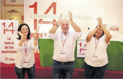  ?? SÁNCHEZ MORENO ?? Rafi Crespín, Antonio Ruiz y María Dolores Amo en el congreso provincial del PSOE de octubre de 2017.