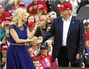  ?? Reuters / Lucas Jackson ?? Die Frau, die Donald Trump zum Sieg verhalf: Kellyanne Conway im Dezember mit dem gewählten Präsidente­n.Foto: