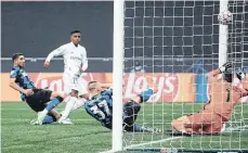  ?? /EFE. ?? El brasileño Rodrygo (25) fusila al arquero interista, Samir Handanovic, para marcar el segundo gol madridista.