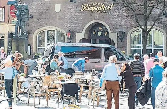  ?? STEPHAN R. / AFP ?? Imagen del lugar del atropello múltiple de Münster, con la furgoneta que lo protagoniz­ó, instantes después de producirse el suceso
