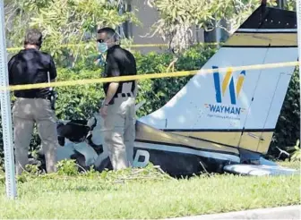  ?? SOUTH FLORIDA SUN SENTINEL ?? A single engine plane crashed into a parking lot near Pembroke and Hiatus roads in Miramar on Tuesday.