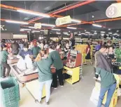  ??  ?? TUMPUAN: Orang ramai berpusu-pusu membeli-belah di pasar raya Country Grocers pada hari pembukaann­ya semalam.