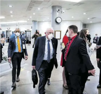  ?? AL DRAGO / REUTERS ?? Bernie Sanders, a su llegada al Senado donde se celebra el juicio político contra Trump.