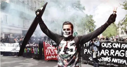  ?? Foto: AFP/Philippe Lopez ?? Aus dem Gesellscha­ftskadaver desertiere­n: Autonome bei einer Demonstrat­ion am 1. Mai dieses Jahres in Paris